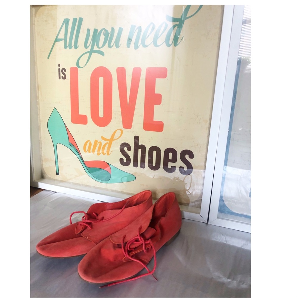 Size 8 orange shoes with lace.